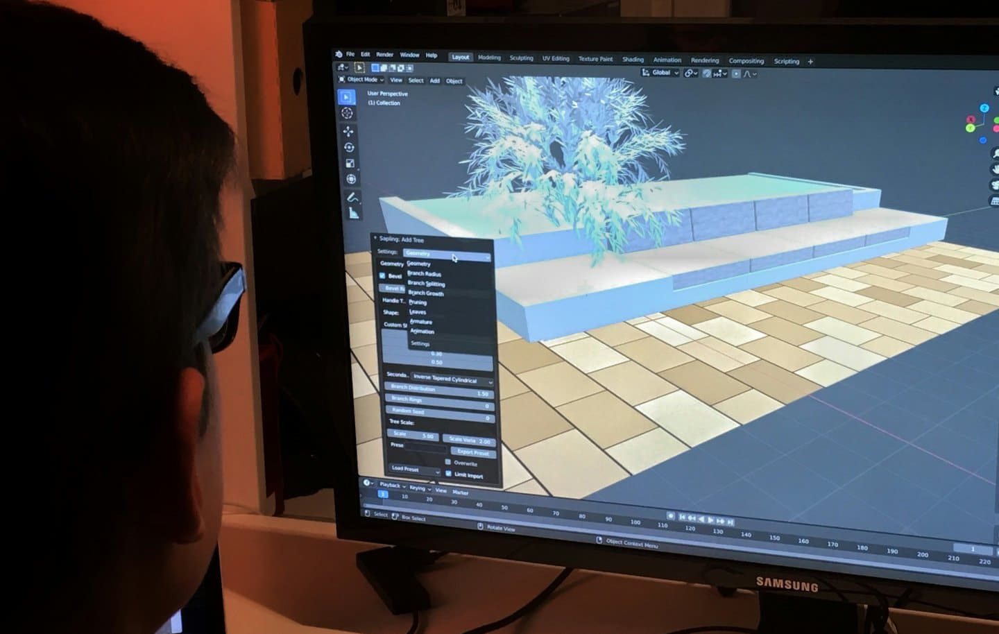 Un designer lavora su un software di modellazione 3D che mostra un albero digitale.