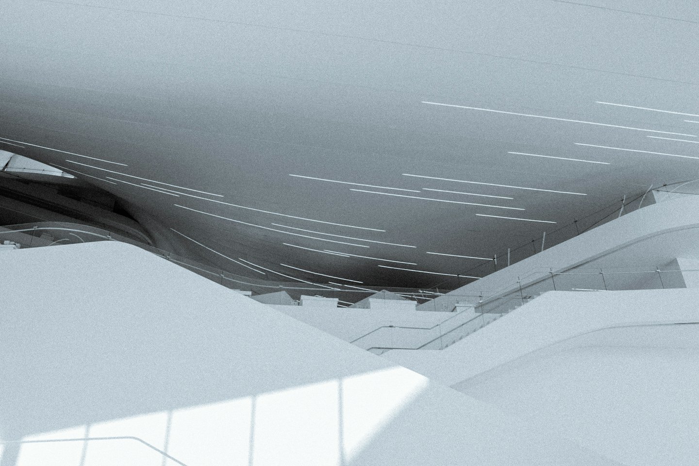 Architettura moderna astratta con superfici curve lisce.